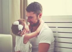 Πώς θα βοηθήσω τον σύντροφό μου να δεθεί με το παιδί