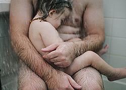 Πειράζει να κυκλοφορούμε γυμνοί μπροστά στο παιδί;