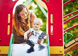 Οι... διαφορετικές μαμάδες που συναντάμε στην παιδική χαρά!