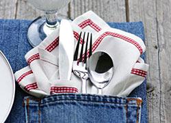 Πώς να μεταποιήσετε ένα παλιό τζιν με πολλή… φαντασία