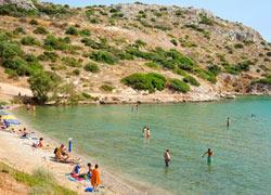 7 παραλίες σε απόσταση αναπνοής από την Αθήνα για ατελείωτο παιχνίδι στην άμμο