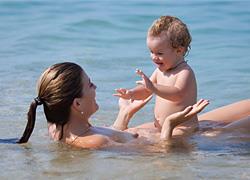 Τα 7 σημαντικότερα πράγματα που πρέπει να ξέρετε πριν το πρώτο μπάνιο του μωρού στη θάλασσα