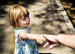 Πώς να κρατήσετε το παιδί μακριά από τους παιδόφιλους στην πραγματικότητα αλλά και στο διαδίκτυο