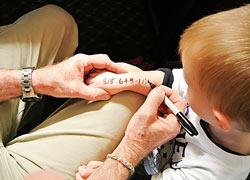 Το πιο έξυπνο κόλπο για να βρείτε το παιδί σε πολυσύχναστα μέρη