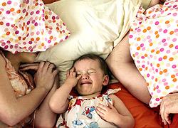 Πώς πραγματικά είναι να κοιμίζεις το μωρό σε 70 (όχι και τόσο απλά) βήματα