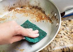 Τα πιο «σίγουρα» κόλπα για να απομακρύνετε τα ξεραμένα λίπη