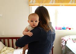 Άδεια μητρότητας: Γιατί η εργαζόμενη νέα μαμά στην Ελλάδα είναι υπερηρωίδα