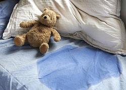 Πώς θα μάθετε στο παιδί να μην βρέχει το κρεβάτι του σε 8 βήματα