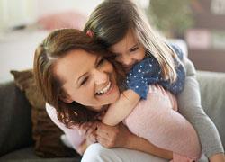 «Είσαι πολύ μικρή για να κάνεις παιδί»: Μια (πολύ) νέα μαμά απαντά