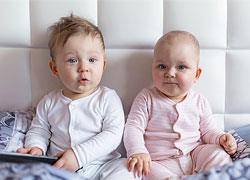 «Τόσο ίδια και τόσο διαφορετικά»: Tι πραγματικά σημαίνει να έχεις δίδυμα