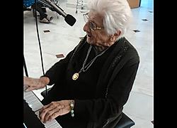 Γιαγιά ετών… 100 παίζει πιάνο και τραγουδά στο Γηροκομείο Πειραιά!