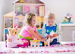 «Πειράζει που ο 4χρονος γιος μου προτιμά να παίζει με κορίτσια;»: Οι ειδικοί απαντούν