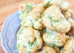 Φτιάξτε λαχταριστά «κομπάκια» ζύμης με παρμεζάνα και μυρωδικά