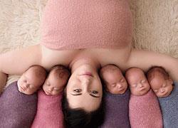 Μια μαμά πεντάδυμων φωτογραφίζεται και μιλάει για τη ζωή με 5 μωρά