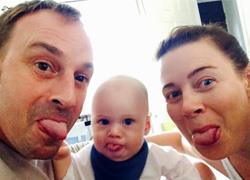 Καρκινοπαθής μπαμπάς δεν το βάζει κάτω και απολαμβάνει τους τελευταίους μήνες με τον γιο του