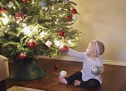 Τι σημαίνουν τα Χριστούγεννα όταν έχεις μωρό: Ένα τρυφερό video!