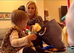 Δείτε στο βίντεο πώς αυτή η μαμά έσωσε το μωρό της από βέβαιο πνιγμό