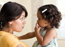 Πώς να σας ακούσει το παιδί χωρίς να… βγείτε απ’ τα ρούχα σας!