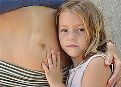 Πώς αυτή η μαμά μαθαίνει στην κόρη της να αγαπάει το σώμα της