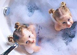 Το πρώτο τους κοινό μπάνιο: Μια τρυφερή εμπειρία που έδεσε ακόμα περισσότερο τα παιδιά μου