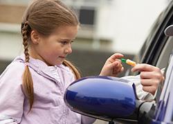 6 κόλπα που χρησιμοποιούν οι παιδόφιλοι για να πλησιάσουν τα παιδιά