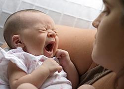Πώς να μην κοιμάται το μωρό μόνο στην αγκαλιά σας