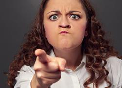 Γιατί μετά τα παιδιά γινόμαστε τόσο επικριτικοί με τους άλλους γονείς;