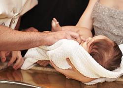 Όλα όσα πρέπει να ξέρετε για το μυστήριο της βάφτισης πριν γίνετε νονά