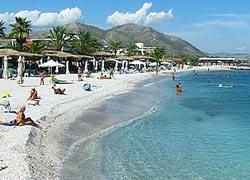 Τα καλύτερα μέρη για κολύμπι και φαγητό στην Αττική