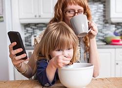 Γιατί πρέπει να περιορίσετε τη χρήση του κινητού μπροστά στα παιδιά