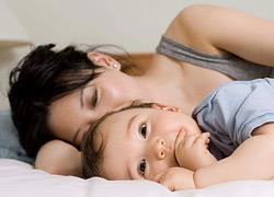 «Ύπνος με το παιδί μου: Μια κακή συνήθεια που δεν θα πάψω να αγαπώ»