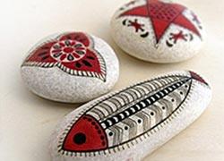 Τέχνη στην ακρογιαλιά: Υπέροχες ιδέες για ζωγραφική σε βότσαλα