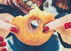 Όταν το φαγητό γίνεται εξάρτηση: 10 ερωτήσεις που θα σας πουν αν είστε εθισμένοι