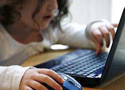 Πώς να προστατεύσετε τα παιδιά από τους κινδύνους του διαδικτύου σύμφωνα με τον Μάνο Σφακιανάκη