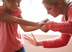 Πώς το ξύλο κάνει κακό στις μελλοντικές ερωτικές σχέσεις των παιδιών