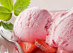3 γλυκές και δροσερές συνταγές με παγωτό φράουλα για το καλοκαίρι