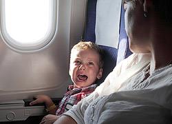 Πώς να μείνει ήρεμο το παιδί όταν ταξιδεύετε με αεροπλάνο