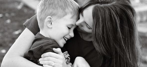 8 μαθήματα που κάθε αγόρι χρειάζεται να πάρει από τη μαμά του