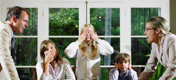 7 πράγματα που οι γονείς πρέπει να σταματήσουν να κάνουν μπροστά στα παιδιά