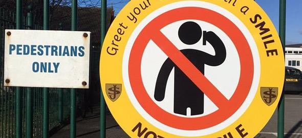 «Υποδεχτείτε τα παιδιά με ένα χαμόγελο, όχι με το κινητό στο χέρι»