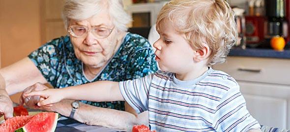 Πώς να τρώει το παιδί σωστά όταν μένει στη γιαγιά