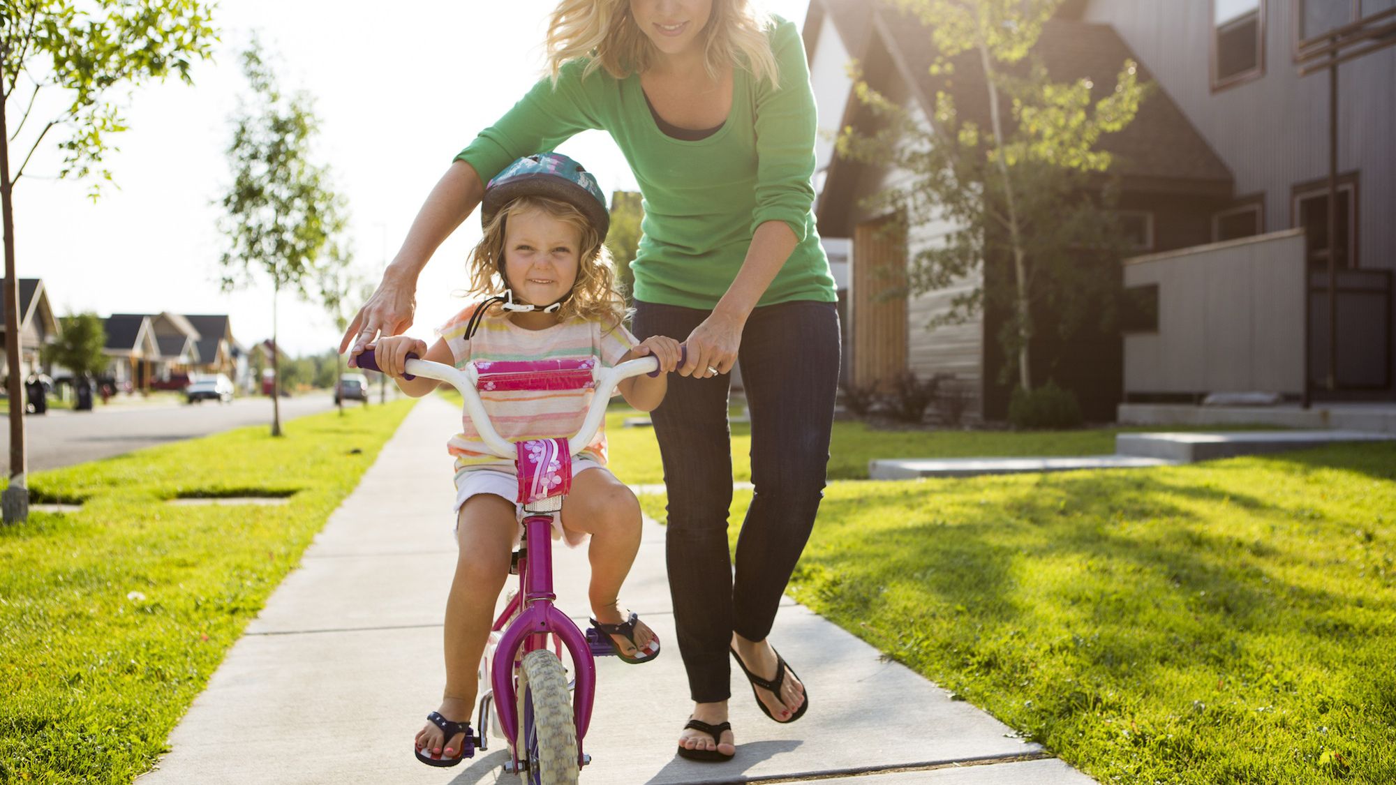 She her bike when she her. Дети с велосипедом. Езда на велосипеде дети. Дети катаются на велосипеде. Учит кататься на велосипеде.