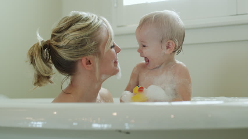 Взрослая мама в ванне. Mommy Bath. - Mother? May i Bathe?картинки. Youku Bath time. Foto mother Bubble Bath 1august2022.