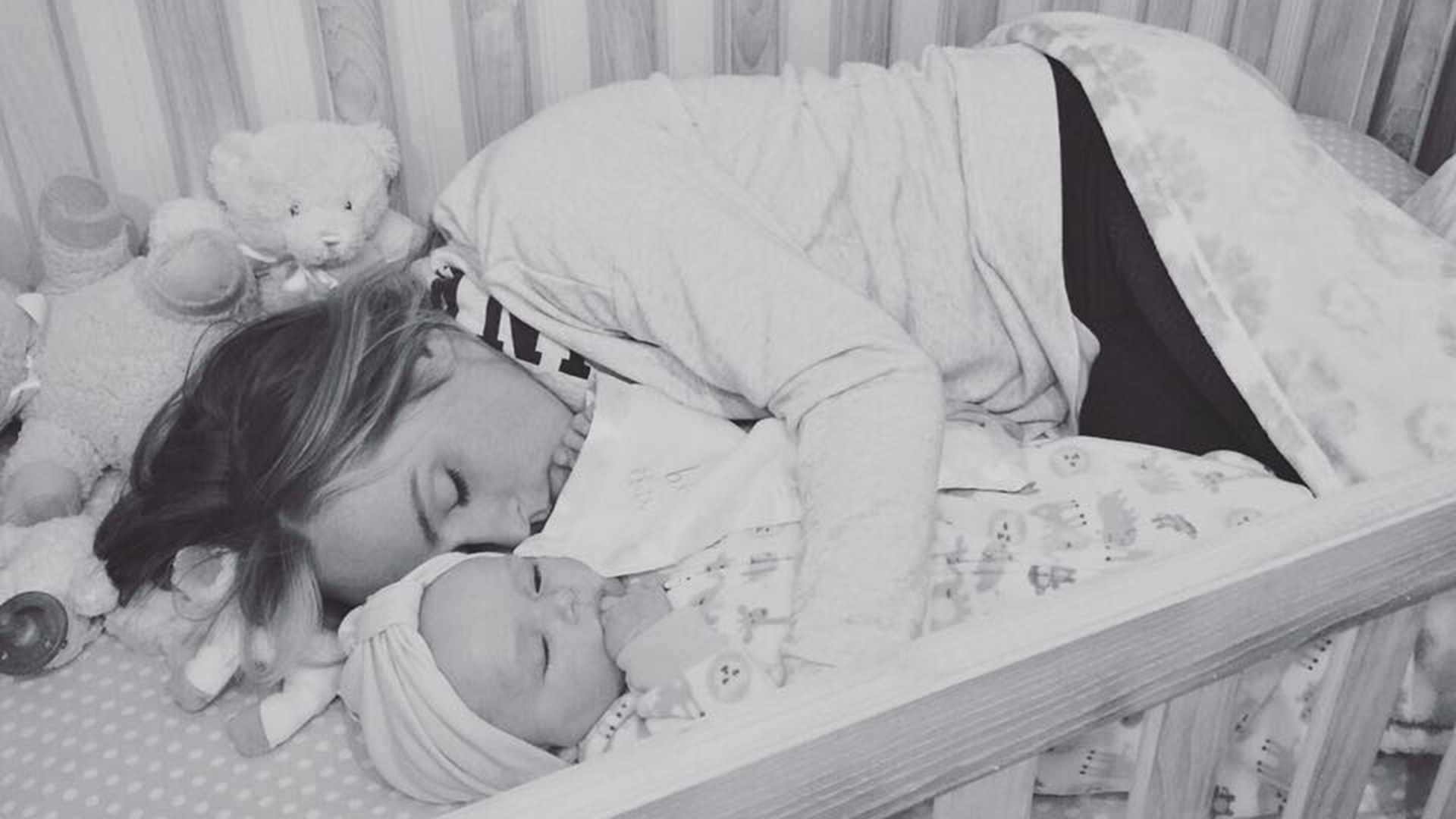 Фото спящей матери. Мама с дочкой спят в обнимку. Сон с дочкой в обнимку. Дочка в кроватке.