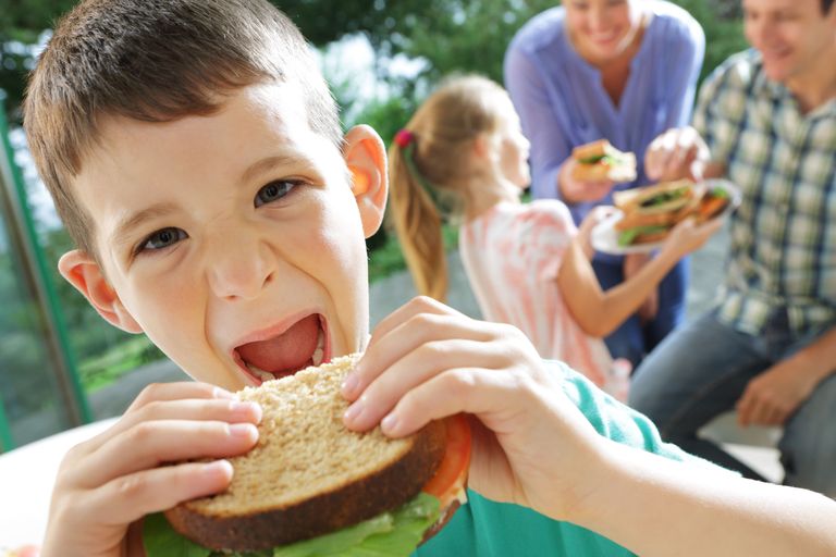 Сэндвич с мясом. Рот бутерброд. Самые вкусные бутерброды. Рот бутерброд. Человек ест гамбургер.