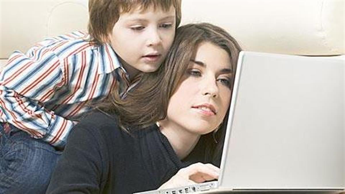 Έρευνα: Η επιστροφή της μαμάς στην εργασία δεν επηρεάζει τη σταδιοδρομία του παιδιού