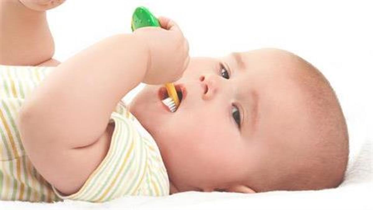 Πώς να φροντίζετε τα πρώτα δόντια του μωρού