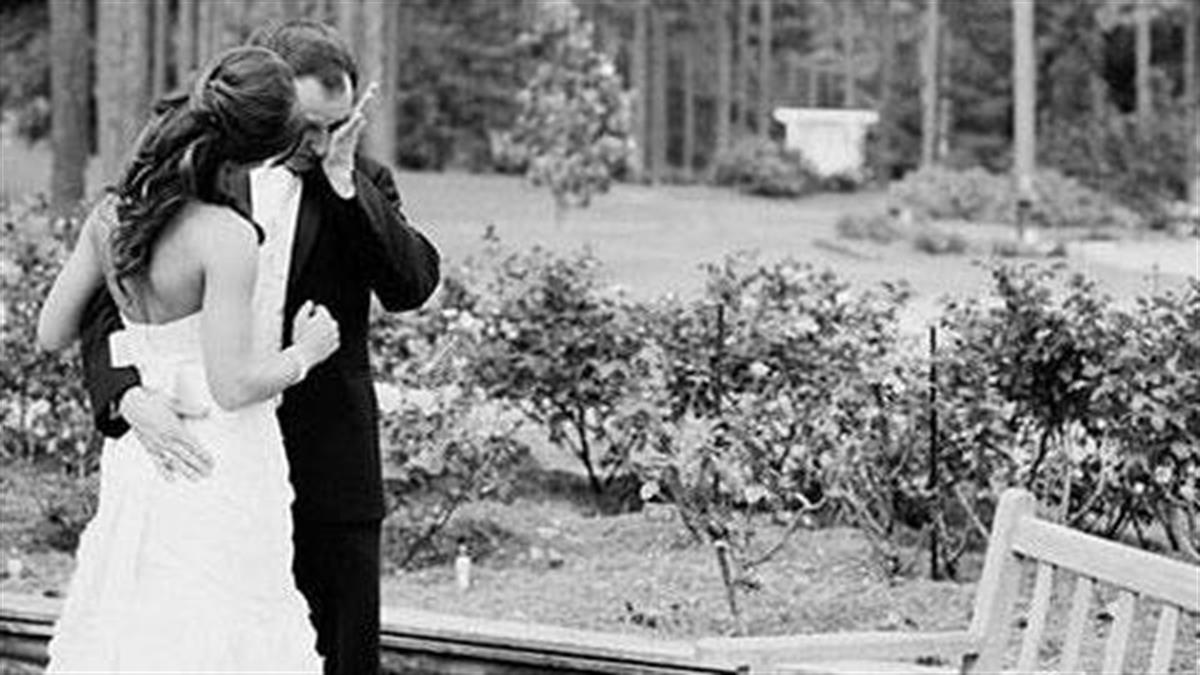 Συγκινητικές φωτογραφίες ζευγαριών πριν τα σκαλιά της εκκλησίας