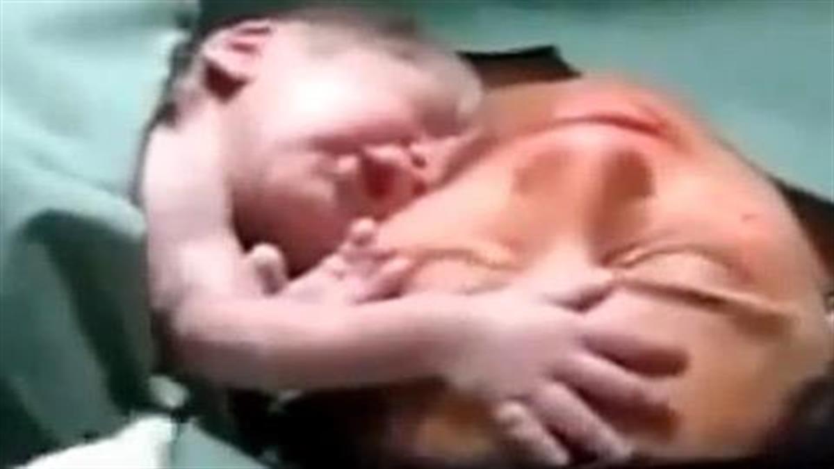 Ο συγκλονιστικός δεσμός ενός νεογέννητου με τη μητέρα του: Δείτε το βίντεο!