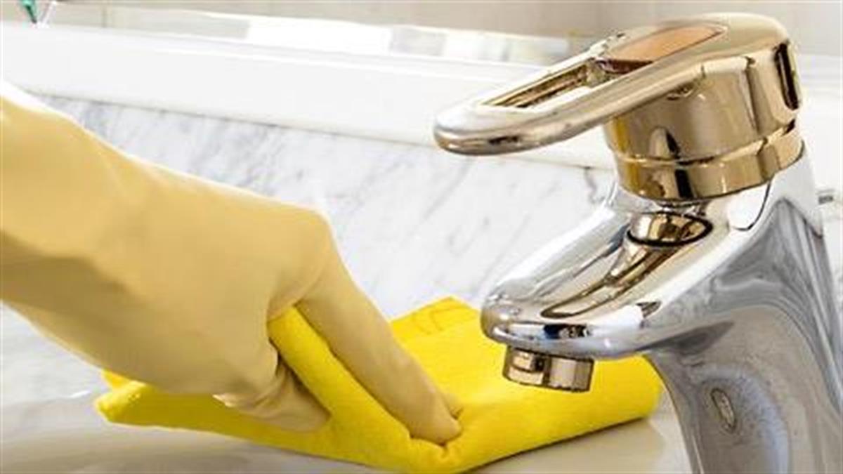 Πώς θα καθαρίσετε (σχεδόν) τα πάντα στο μπάνιο!